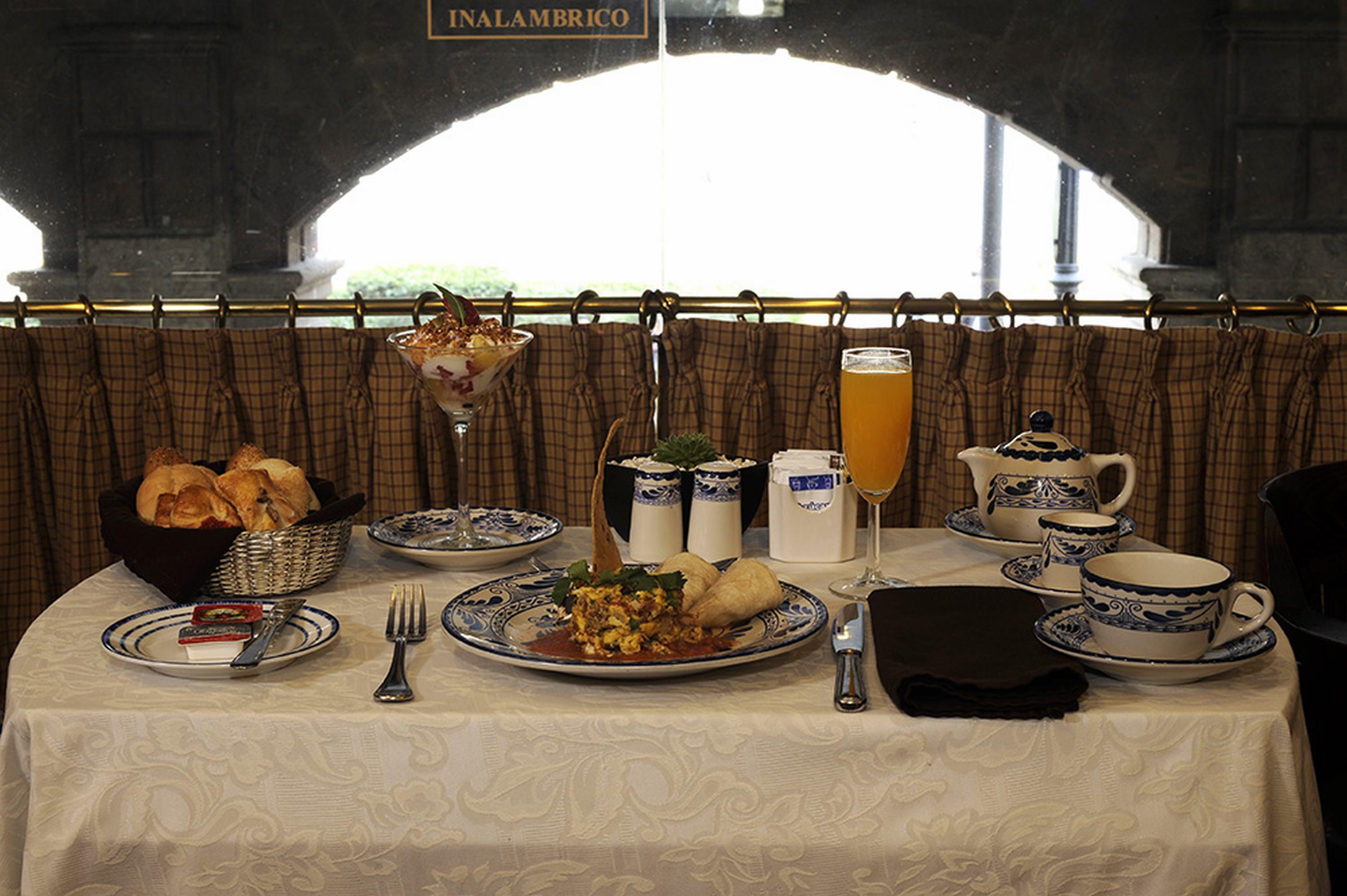 Gran Hotel Ciudad De Mexico Zocalo View Exterior photo A typical breakfast at the restaurant