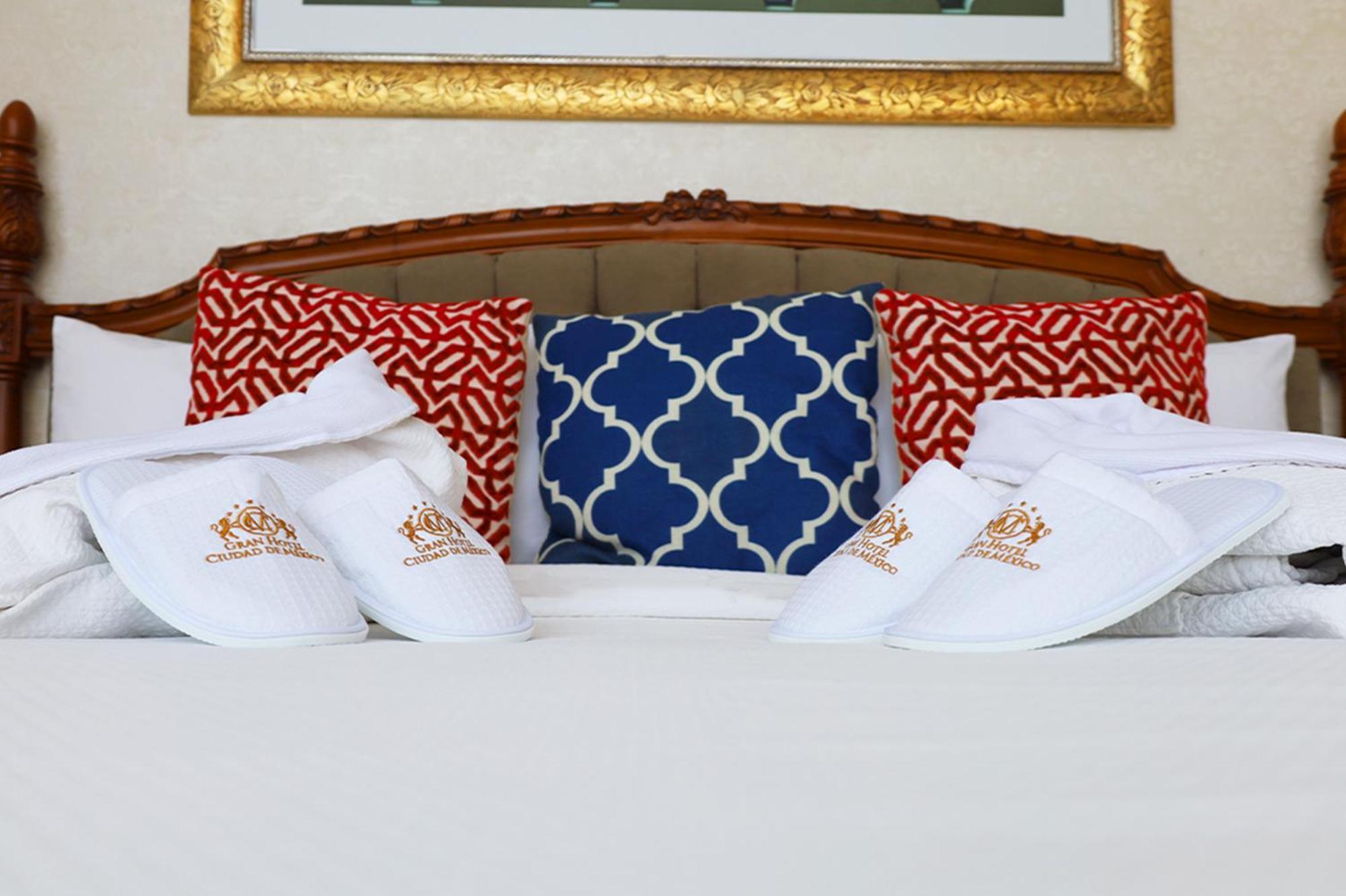 Gran Hotel Ciudad De Mexico Zocalo View Exterior photo A bed with pillows